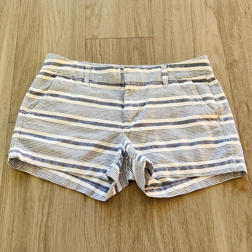 Gap *Khakis* Girlfriend Shorts. White and Blue striped. Size 6/28